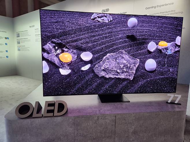 삼성전자가 CES 2023에서 공개한 77인치 OLED TV. /박성우 기자