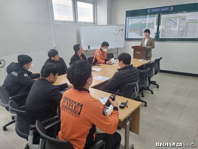 박영선 한국공항공사 상임감사위원이 지난 4월 13일 김포공항 소방대에서 현장 근무자를 대상으로 청렴교육을 실시하고 있다. 한국공항공사 제공