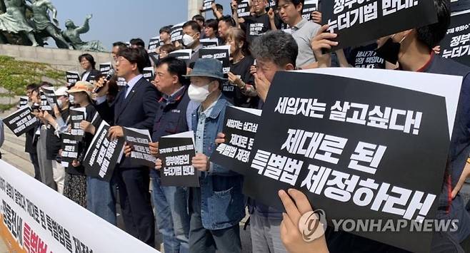 전세사기ㆍ깡통전세 특별법 제정 촉구 기자회견 (서울=연합뉴스) 하사헌 기자 = 전세사기깡통전세피해자전국대책위, 전세사기깡통전세문제해결을 위한시민사회대책위, 정의당 심상정 의원이 주최한 전세사기ㆍ깡통전세 특별법 제정 촉구 기자회견이 16일 오전 서울 여의도 국회에서 열리고 있다. 2023.5.16 toadboy@yna.co.kr (끝)