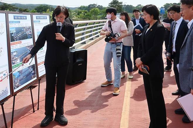 한화진 환경부 장관이 지난 10일 경기 여주시 여주보를 찾아 한국수자원공사 관계자의 설명을 듣고 있다. 연합뉴스