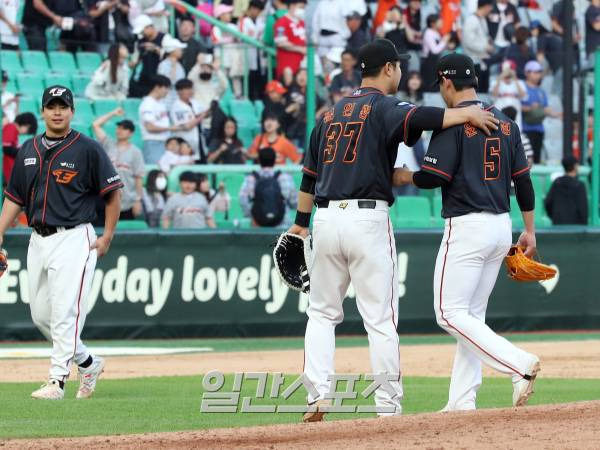 2023 KBO 프로야구 SSG랜더스와 한화이글스의 경기가 14일 오후 인천SSG랜더스필드에서 열렸다. 연장 12회말 무승부로 경기를 마친 윤대경을 김인환이 위로하며 더그아웃으로 들어가고 있다. 인천=김민규 기자 mgkim1@edaily.co.kr