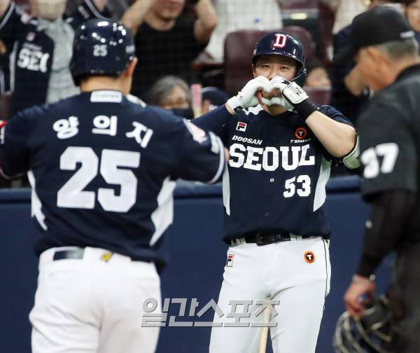 2023 KBO 프로야구 키움히어로즈와 두산베어스의 경기가 16일 오후 서울 고척스카이돔에서 열렸다. 8회초 무사 양의지가 솔로홈런을 치고 홈인하자 양석환이 하트로 맞이하고 있다. 고척=김민규 기자 mgkim1@edaily.co.kr /2023.05.16/