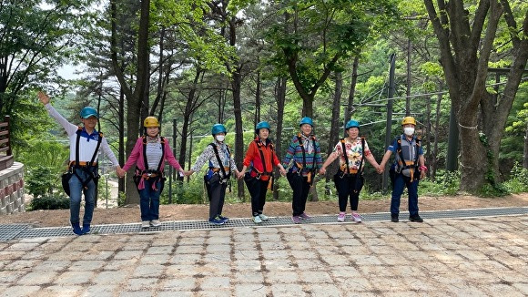 코레일 연계 기차여행 시티투어 코스 참가자들이 체험에 앞서 주의 사항을 듣고 있다. [사진=천안시청]