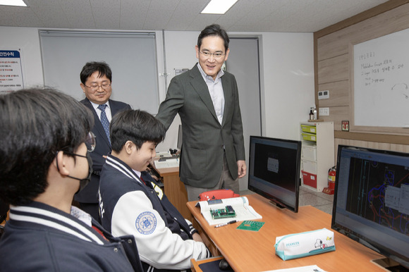 이재용 삼성전자 회장이 경북 구미시에 위치한 '구미전자공업고등학교'를 방문해 수업을 참관하고 학생들과 기념사진을 촬영하는 모습 [사진=삼성전자]