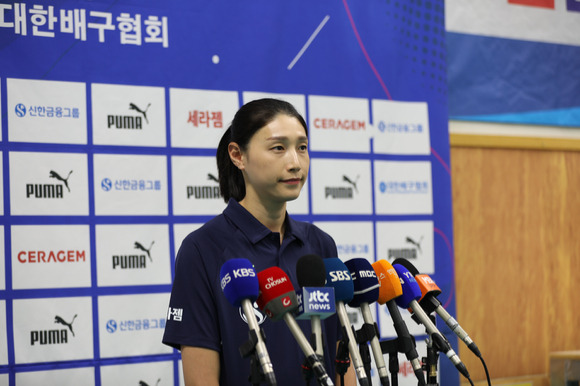 한국 여자배구 대표팀의 어드바이저로 활약 중인 김연경. [사진=대한배구협회]