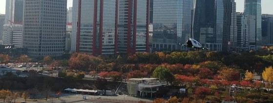 UAM이 내년 하반기 서울 도심에서 시범 운항에 들어간다. 사진은 2020년 11월 서울 여의도 한강시민공원에서 시범비행 중인 2인승 UAM(EH216) 모습. 사진 서울시