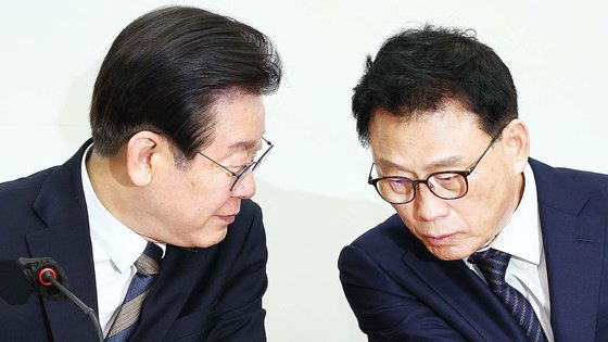 이재명 더불어민주당 대표가 15일 국회 최고위에서 박광온 원내대표와 대화하고 있다. 김현동 기자