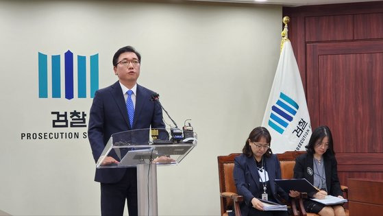 지난 3일 대전지검 김경수 차장검사가 JMS 총재 정명석씨의 범죄를 도운 조력자 기소 관련 브리핑에서 취재진의 질문에 답하고 있다. 신진호 기자