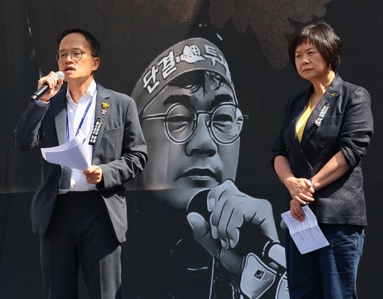 16일 오후 서울 세종대로에서 열린 건설노조 탄압 중단 촉구 총파업 결의대회에서 더불어민주당 박주민 의원이 발언하고 있다. 오른쪽은 정의당 이정미 대표. 연합뉴스