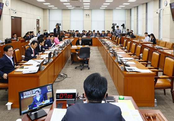 16일 국회 행정안전위원회 전체회의가 민주당 의원들이 불참한 가운데 열리고 있다. 김현동 기자