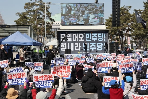 지난 2월 27일 이재명 대표의 체포동의안 표결을 앞두고 민주당 지지자들이 여의도 국회 앞에서 집회를 진행하고 있다. 사진=연합뉴스