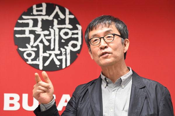 허 위원장 사퇴, 진실게임 양상