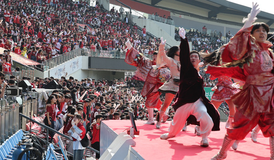 Members of Korea University’s cheerleading squad perform during the school’s annual friendly games between Yonsei University on Oct. 27 at Jamsil Baseball Stadium in Songpa District, southern Seoul. [YONHAP]