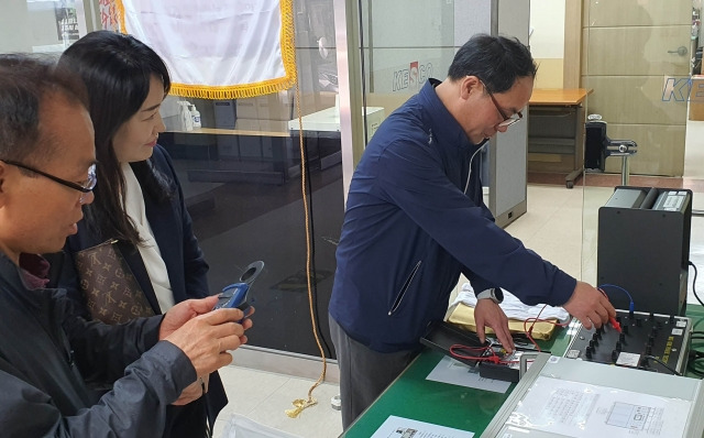 한국전기안전공사 대구경북지역본부(본부장 김성주)는 지난 9일 지역본부 고객맞이방에 계측기 교정용 표준장비를 설치하여 공사를 방문하는 고객이 보유한 계측장비 정확도를 무료로 확인할 수 있도록 하고 있다. (사진=한국전기안전공사)