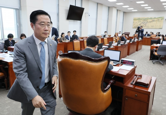 국회 교육위원회 여당 간사인 이태규 국민의힘 의원이 16일 오전 국회에서 열린 교육위 전체회의에서 '취업 후 학자금 상환 특별법 일부개정법률안' 야당 단독 처리에 항의하며 퇴장하고 있다. 연합뉴스