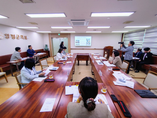 양평군의회가 16일 ‘지방자치법 개정에 따른 지방의회 대응방안 연구'에 대한 최종 용역 보고회를 하고 있다. 양평군 제공