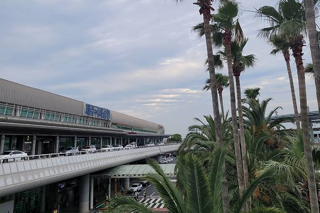 제주 국제공항 출발 층에서 승객을 태우기 위한 택시들이 대기하고 있다 / 사진 = 정윤지 여행+ 기자