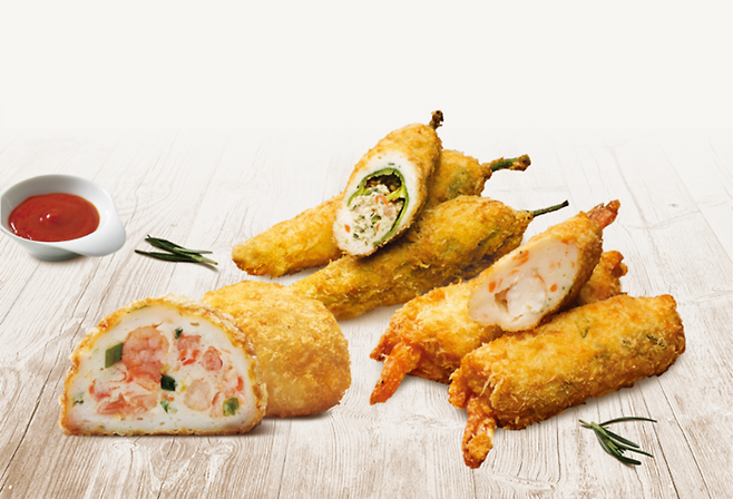 삼진어묵 베이커리에서 판매되는 인기 메뉴들. 왼쪽부터 어묵고로케, 고추튀김어묵, 통새우말이. [사진 제공 = 삼진식품]