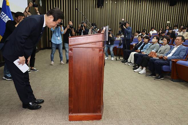 이재명 더불어민주당 대표가 지난 14일 국회에서 열린 당 의원총회에 참석해 사과 인사하고 있다. [사진 출처 = 연합뉴스]