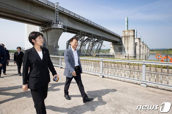 한화진 환경부 장관이 지난 10일 오후 경기도 여주시 여주보에서 운영현황을 점검하고 있다./사진제공=환경부