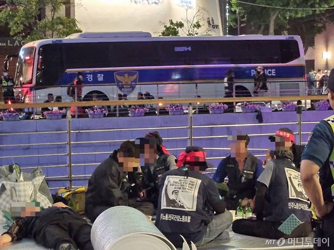 16일 오후 22시쯤 서울 종로구 청계광장 주변에서 민주노총 조합원들이 술을 마시고 있다. /사진=정세진 기자