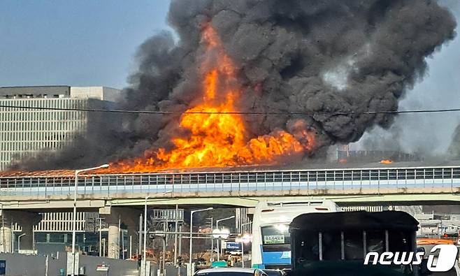 지난해 61명의 사상자를 낸 제2경인고속도로 과천 갈현고가교 방음터널 화재 사고와 관련해 안전관리 책임자들이 검찰에 넘겨졌다. /사진=뉴스1