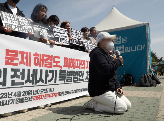 지난달 전세사기·깡통전세 피해자 전국대책위원회 회원이 서울 여의도 국회 정문 앞에서 열린 '정부여당의 전세사기 특별법안 철회 촉구 기자회견'에서 무릎을 꿇고 피해 구제를 호소하고 있다. /사진=뉴스1