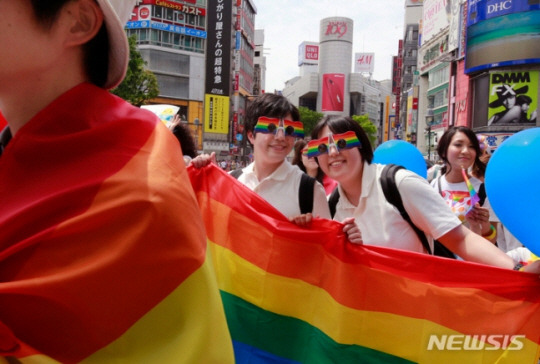 지난 2017년 5월 일본 도쿄 시부야에서 레즈비언, 게이, 양성애자, 트랜스젠더(LGBT) 커뮤니티를 축하하는 퍼레이드 자료사진.AP뉴시스