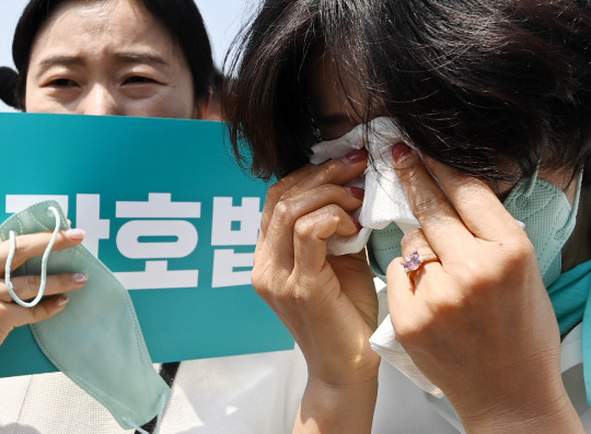 16일 오전 서울 용산구 대통령실 앞에서 입장 발표 기자회견을 마친 간호사들이 눈물을 흘리고 있다.  윤성호 기자