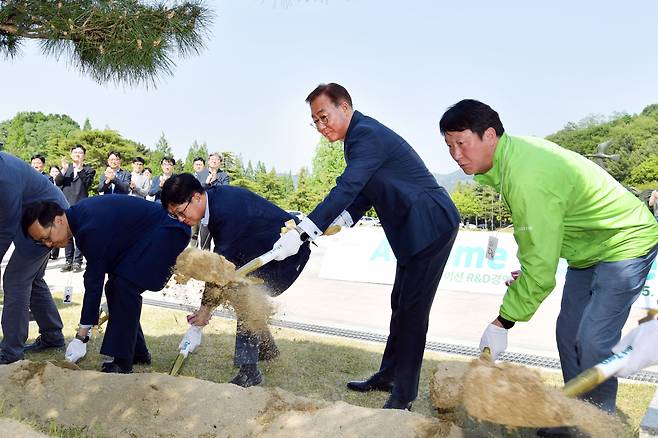 김준(오른쪽 두번째) SK이노베이션 부회장이 15일 대전 환경과학기술원에서 열린 식수행사에서 식수목 하단에 흙을 뿌리고 있다. [SK이노베이션 제공]