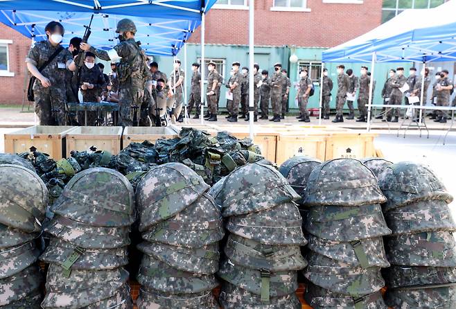 강원도 춘천시 한 군 부대에서 예비군들이 총기를 지급받고 있다. [연합]