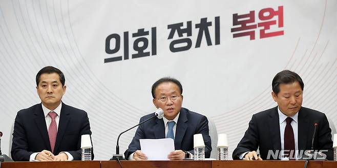 [서울=뉴시스] 고범준 기자 = 윤재옥 국민의힘 원내대표가 16일 오전 서울 여의도 국회에서 열린 원내대책회의에서 발언하고 있다. 2023.05.16. bjko@newsis.com