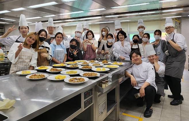 경동대학교 호텔조리학과 학생들의 다문화가정 주부 한식교육(사진 = 경동대학교 제공) *재판매 및 DB 금지