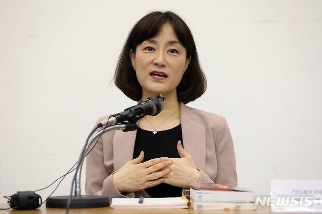 [서울=뉴시스] 박진희 기자 = 정아은 작가가 16일 서울 중구 프란치스코교육회관에서 '전두환의 마지막 33년' 출간 기자간담회를 하고 있다. '전두환의 마지막 33년'은 제18회 한겨레문학상 수상 작가인 정아은이 전두환과 당시 시대에 관한 핵심적인 문헌들을 바탕으로 쓴 첫 전기적인 르포이며, 한국 현대사에 관한 다큐멘터리적인 저술이다. 2023.05.16. pak7130@newsis.com