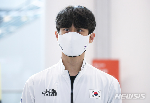 [인천공항=뉴시스] 정병혁 기자 = 2020 도쿄올림픽 일정을 마친 태권도 국가대표 이대훈이 인천국제공항 제2터미널을 통해 귀국하며 취재진의 질문에 답하고 있다. 2021.07.28. jhope@newsis.com