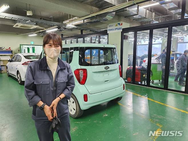 [서울=뉴시스] 한국폴리텍대학 서울정수캠퍼스에서 '신중년특화과정' 중 '자동차 복원 직종'을 수료 중인 양연심(41)씨가 16일 취재진과 인터뷰를 하고 있다. 2023.5.16 photo@newsis.com