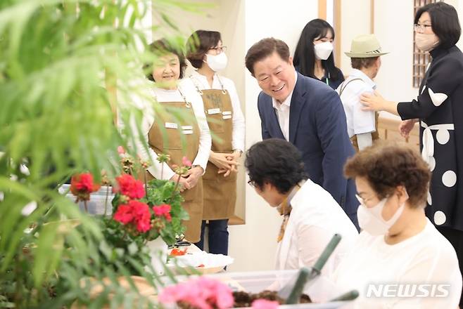 16일 개소식을 마친 박승원 광명시장이 개소식에 참석한 어르신들과 인사를 나누고 있다.