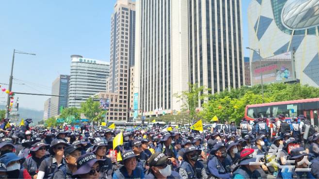 전국건설노동조합(건설노조) 조합원들이 16일 오후 2시부터 서울 지하철 1호선 시청역 인근에서 고(故) 양회동씨를 추모하고 윤석열 정권의 퇴진을 촉구하고 있다. 양형욱 기자