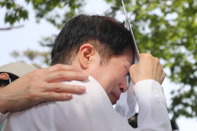 김영경 대한간호협회 회장이 16일 오전 서울 용산구 대통령실 앞에서 간호법 제정안 거부권 행사 관련 기자회견을 마치고 눈물을 흘리고 있다. 뉴시스