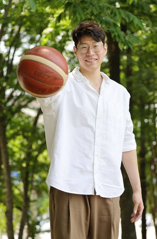프로농구 챔피언결정전 MVP를 차지한 인삼공사 오세근이 지난 15일 세계일보와의 인터뷰 뒤 안양체육관 인근 공원에서 포즈를 취하고 있다. 이재문 기자