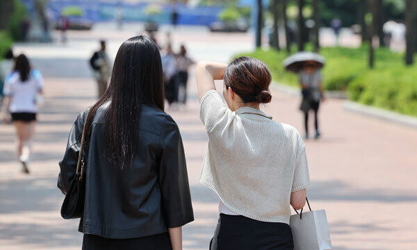 서울 광진구 어린이대공원에서 한 시민이 손으로 햇빛을 가리며 이동하고 있다. 연합뉴스