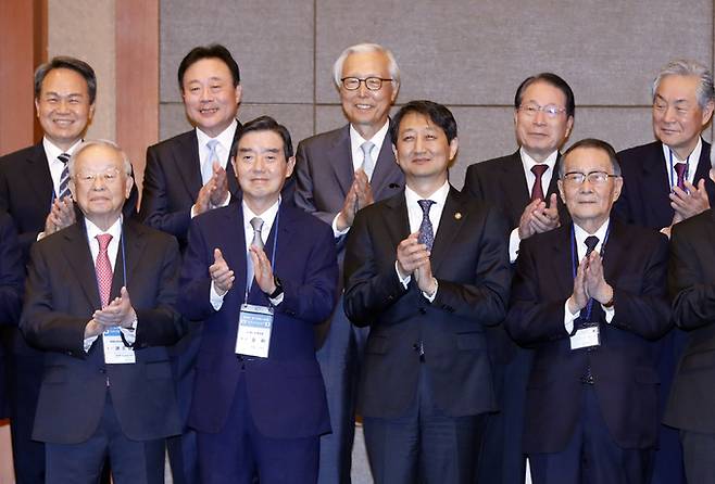 김윤 한일경제협회장과 사사키 미키오 일한경제협회장, 안덕근 산업통상자원부 통상교섭본부장, 손경식 한국경영자총협회장 등 참석자들이 16일 서울 롯데호텔에서 열린 제55회 한일경제인회의에서 기념촬영하고 있다. 뉴시스