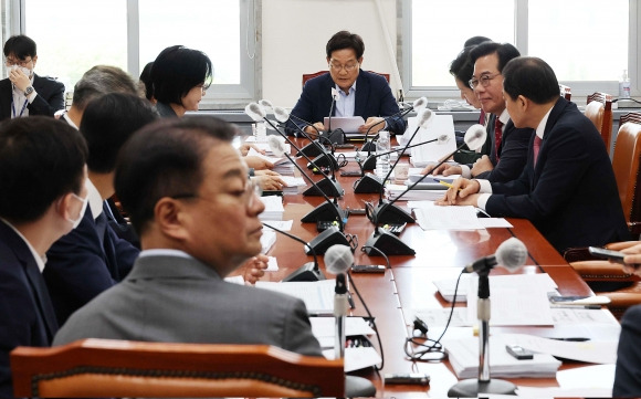 신동근 국회 기획재정위원회 경제재정소위원장이 16일 서울 여의도 국회에서 열린 기획재정위원회 경제재정소위원회에서 발언을 하고 있다. 2023.5.16 오장환 기자