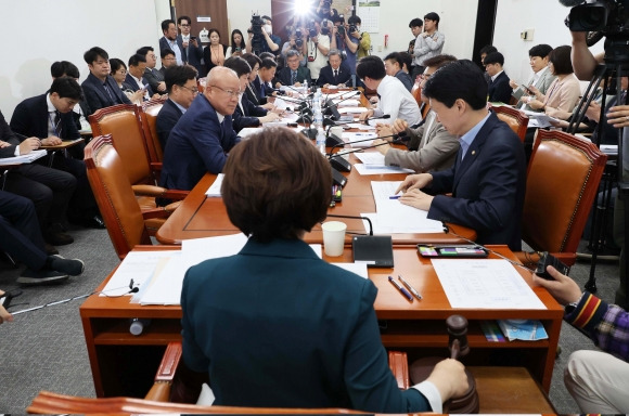 김정재 국토교통위 국토법안심사소위원장이 16일 서울 여의도 국회에서 열린 국토교통위원회 국토법안심사소위원회에서 의사봉을 두드리고 있다. 2023.5.16 오장환 기자