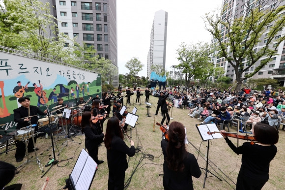 지난 13일 인천 중구 영종센트럴푸르지오 자이 입주민을 위해 열린 ‘푸르지오 가든 음악회’ 모습. 대우건설 제공