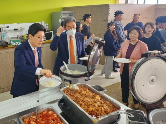 세종대 ‘천원의 아침밥’ 현장에 함께 한 박성연 의원(오른쪽 첫 번째)