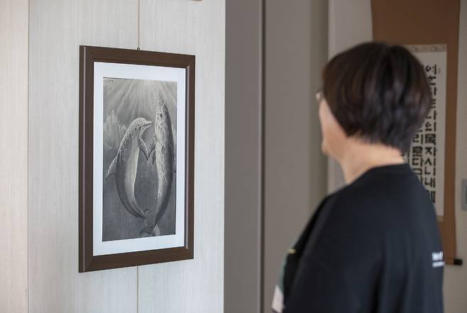박가영씨가 미술학원에서 처음으로 그려온 돌고래 그림. 엄마는 이 그림을 가장 자랑스러워했다. ⓒ시사IN 박미소