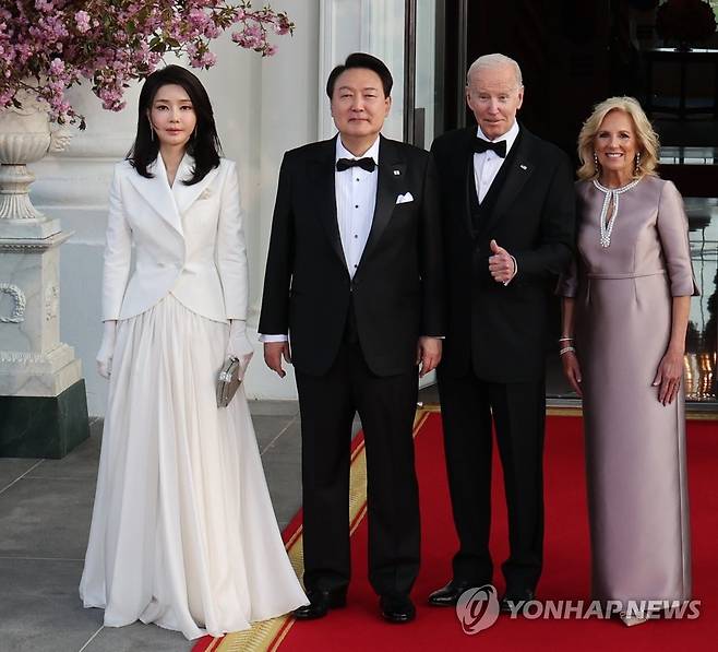 미 백악관 국빈만찬 도착한 한미 정상 부부 미국을 국빈 방문한 윤석열 대통령과 김건희 여사가 2023년 4월 26일(현지시간) 워싱턴DC 백악관에서 열린 국빈만찬에 도착, 조 바이든 미국 대통령과 질 바이든 여사와 기념 촬영을 하고 있다. [연합뉴스 자료사진]