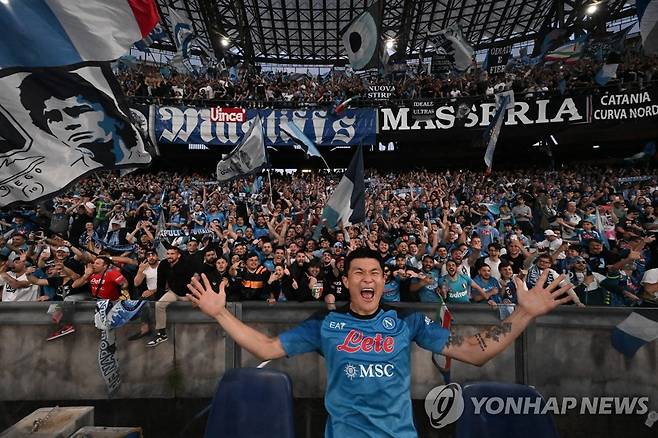 '우승 파티' 나폴리 팬들과 환호하는 김민재 (나폴리 EPA·ANSA=연합뉴스) 이탈리아 프로축구 나폴리의 김민재가 7일(현지시간) 나폴리의 디에고 마라도나 스타디움에서 열린 2022-2023 세리에A 34라운드 피오렌티나와 홈경기에서 1-0으로 승리하고 팬들과 환호하고 있다. 지난 5일 나폴리는 1990년 이후로 33년 만에 리그 우승을 확정 지었다. 2023.05.08 jason3669@yna.co.kr