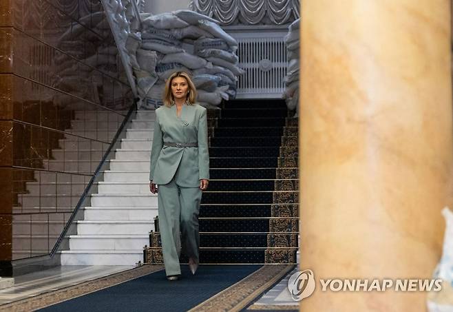 젤렌스카 우크라이나 영부인 "지지·연대 매우 중요" (서울=연합뉴스) 볼로디미르 젤렌스키 우크라이나 대통령 부인 올레나 젤렌스카 여사는 16일 연합뉴스와 진행한 서면 인터뷰에서 조 바이든 미국 대통령의 부인 질 바이든 여사와 손녀 피네건 바이든의 '패션 연대'에 감사의 뜻을 전했다. 사진은 올레나 젤렌스카 여사. 2023.5.16 [우크라이나 대통령실 제공. 재판매 및 DB 금지] photo@yna.co.kr